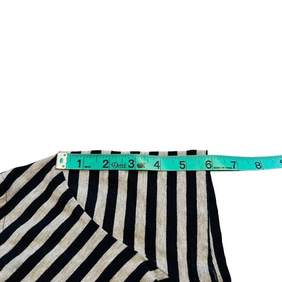 10/$25🦋 Forever 21 Gray & Black Striped Short Sleeve Crop Top - Size Large - Picture 12 of 13